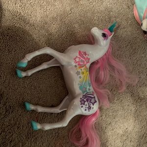 I'm sized horse/unicorn plastic toy
